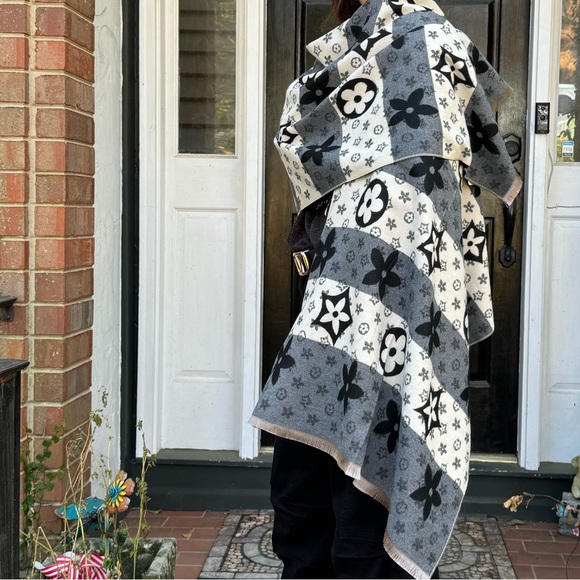 Chic Reversible Shawl Scarf - Picture 5 of 5